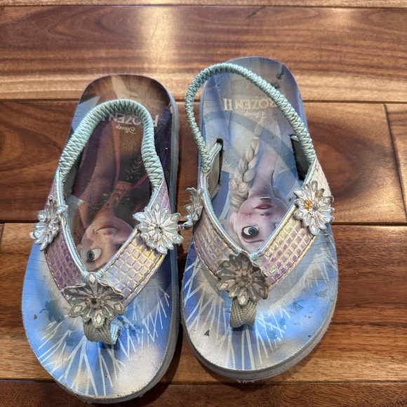 Frozen light up thong sandals flip flops size 3. Flowers light up when walk. - Picture 3 of 3